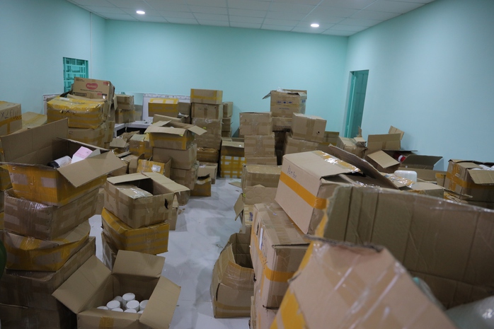 Phát hiện đường dây sử dụng hoá chất sản xuất mỹ phẩm giả tuồn ra thị trường- Ảnh 2. Phát hiện đường dây sử dụng hoá chất sản xuất mỹ phẩm giả tuồn ra thị trường- Ảnh 2.