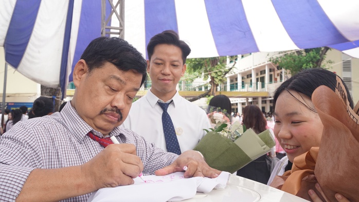 Cô hiệu trưởng nói với học sinh lớp 12: Chỉ cần "xanh" đã là một cách để sống đẹp. - Ảnh 2.