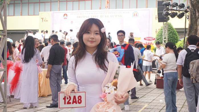 Cô hiệu trưởng nói với học sinh lớp 12: Chỉ cần "xanh" đã là một cách để sống đẹp. - Ảnh 5.