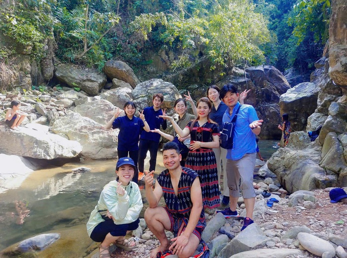Cô gái Cơ Tu kể chuyện bản làng - Ảnh 3.