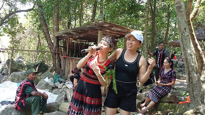 Cô gái Cơ Tu kể chuyện bản làng - Ảnh 5.