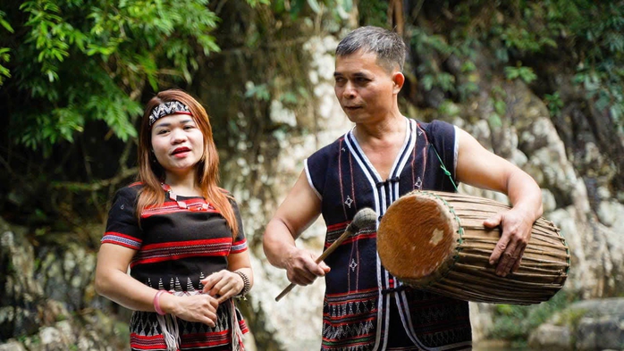 Cô gái Cơ Tu kể chuyện bản làng - Ảnh 1.