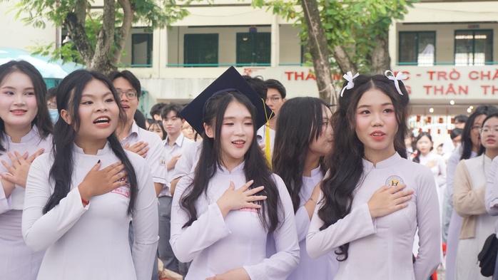Cô hiệu trưởng nói với học sinh lớp 12: Chỉ cần "xanh" đã là một cách để sống đẹp. - Ảnh 4.