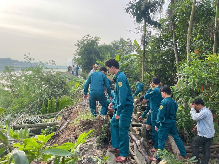 Sạt lở bờ đê sông nghiêm trọng ở TP HCM- Ảnh 2. Sạt lở bờ đê sông nghiêm trọng ở TP HCM- Ảnh 2.