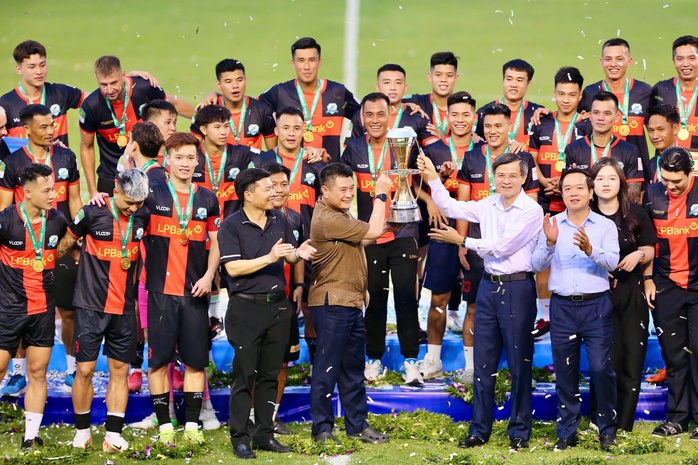 Đội Công Phượng thua 0-3 trong ngày Phù Đổng nâng chức vô địch- Ảnh 2. Đội Công Phượng thua 0-3 trong ngày Phù Đổng nâng chức vô địch- Ảnh 2.