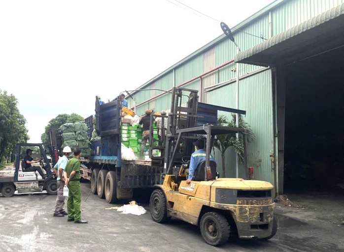 Hình ảnh hơn 30 tấn vú heo, dồi trường, gà ủ muối “bẩn” của một cơ sở kinh doanh - Ảnh 4. Hình ảnh hơn 30 tấn vú heo, dồi trường, gà ủ muối “bẩn” của một cơ sở kinh doanh - Ảnh 4.