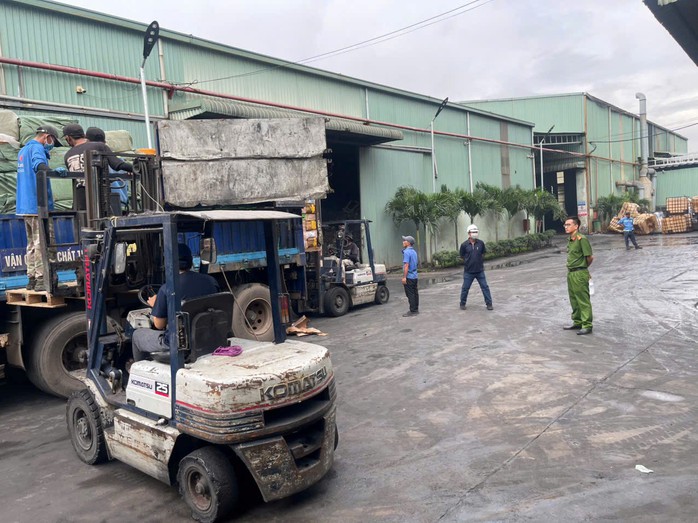 Hình ảnh hơn 30 tấn vú heo, dồi trường, gà ủ muối “bẩn” của một cơ sở kinh doanh - Ảnh 3. Hình ảnh hơn 30 tấn vú heo, dồi trường, gà ủ muối “bẩn” của một cơ sở kinh doanh - Ảnh 3.