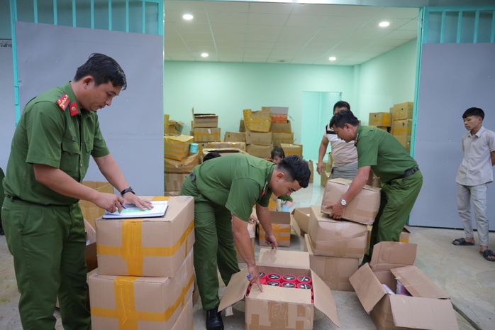 Phát hiện đường dây sử dụng hoá chất sản xuất mỹ phẩm giả tuồn ra thị trường- Ảnh 3. Phát hiện đường dây sử dụng hoá chất sản xuất mỹ phẩm giả tuồn ra thị trường- Ảnh 3.
