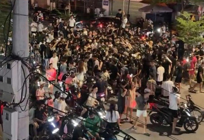 Hàng trăm "quái xế" tụ tập, la hét náo loạn cả tuyến phố trung tâm Hải Phòng- Ảnh 1. Hàng trăm "quái xế" tụ tập, la hét náo loạn cả tuyến phố trung tâm Hải Phòng- Ảnh 1.