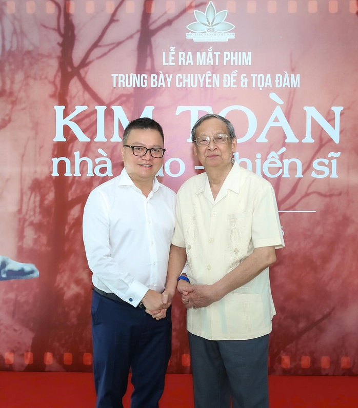 Nhà báo KIM TOÀN: Ngòi bút thép giữa lằn ranh sinh tử- Ảnh 1. Nhà báo KIM TOÀN: Ngòi bút thép giữa lằn ranh sinh tử- Ảnh 1.