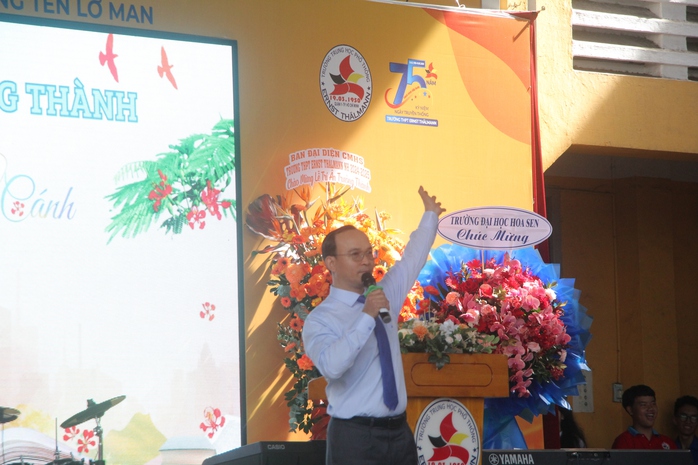 Hiệu trưởng gây sốt nhiều diễn đàn: Dáng vẻ cố gắng của các em là điều tuyệt vời nhất!- Ảnh 2. Hiệu trưởng gây sốt nhiều diễn đàn: Dáng vẻ cố gắng của các em là điều tuyệt vời nhất!- Ảnh 2.