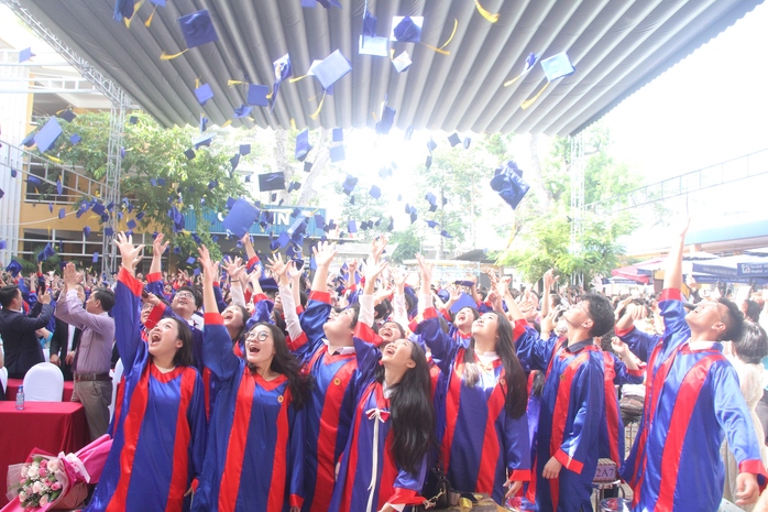 Hiệu trưởng gây sốt nhiều diễn đàn: Dáng vẻ cố gắng của các em là điều tuyệt vời nhất!- Ảnh 1. Hiệu trưởng gây sốt nhiều diễn đàn: Dáng vẻ cố gắng của các em là điều tuyệt vời nhất!- Ảnh 1.