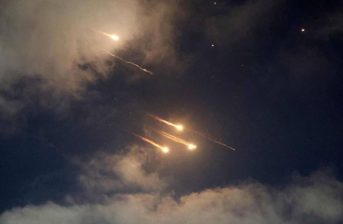 Iran tuyên bố bắn hạ tiêm kích F-35 thứ 3, Israel bác bỏ - Ảnh 1. Iran tuyên bố bắn hạ tiêm kích F-35 thứ 3, Israel bác bỏ - Ảnh 1.