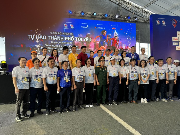 Gần 1.000 người làm báo tham gia giải chạy "Tự hào Thành phố tôi yêu" - Ảnh 6.