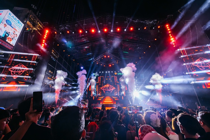 VPBank E-Concert Ngày không tiền mặt 2025: Bùng nổ âm nhạc, thu hút hàng chục ngàn khán giả- Ảnh 1. VPBank E-Concert Ngày không tiền mặt 2025: Bùng nổ âm nhạc, thu hút hàng chục ngàn khán giả- Ảnh 1.