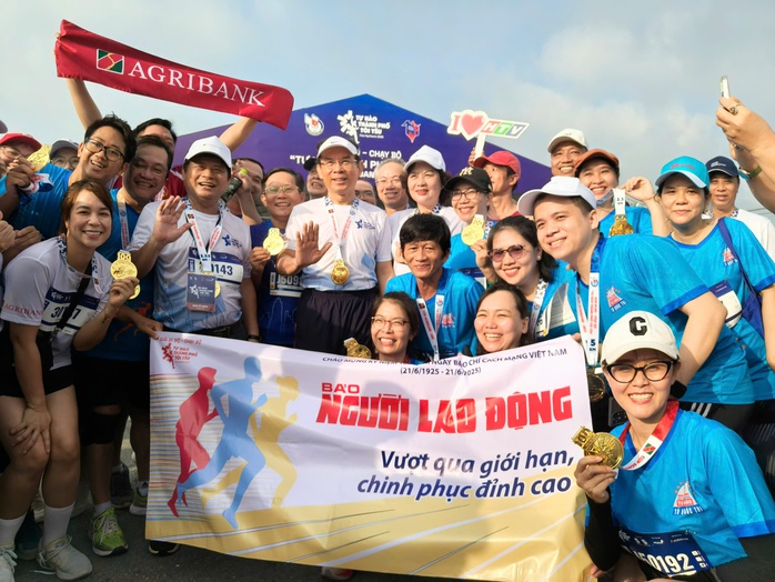 Gần 1.000 người làm báo tham gia giải chạy "Tự hào Thành phố tôi yêu" - Ảnh 5.
