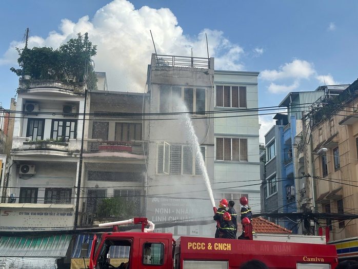 Phong toả phục vụ chữa cháy căn nhà chuyên bán sâm ở TP HCM- Ảnh 2. Phong toả phục vụ chữa cháy căn nhà chuyên bán sâm ở TP HCM- Ảnh 2.