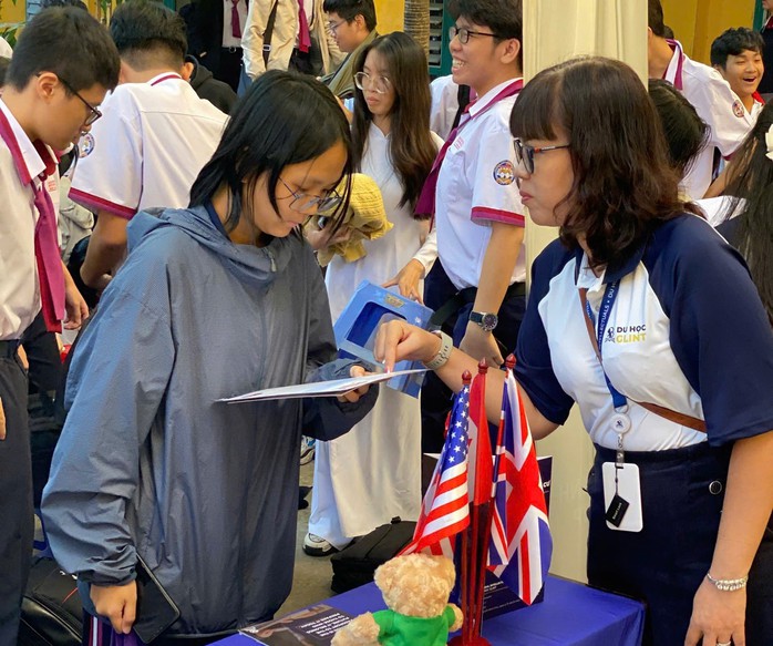 Mỹ vẫn chưa mở lịch phỏng vấn visa, du học sinh cần làm gì lúc này? - Ảnh 2.