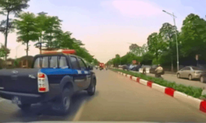 Xác minh ô tô biển xanh liên tục "tạt đầu", chửi bới tài xế xe khác trên đường - Ảnh 1.