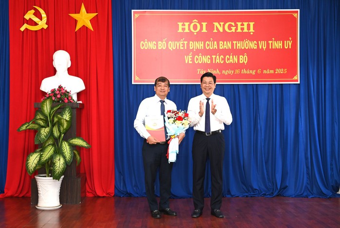 Tỉnh Tây Ninh trao quyết định điều động cán bộ - Ảnh 1. Tỉnh Tây Ninh trao quyết định điều động cán bộ - Ảnh 1.