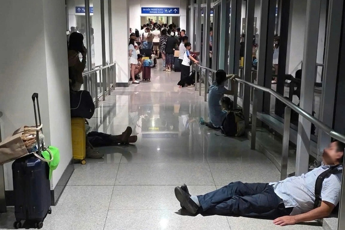 Yêu cầu làm rõ, xử lý nghiêm vụ đoàn khách mắc kẹt ở hành lang sân bay Tân Sơn Nhất - Ảnh 1.