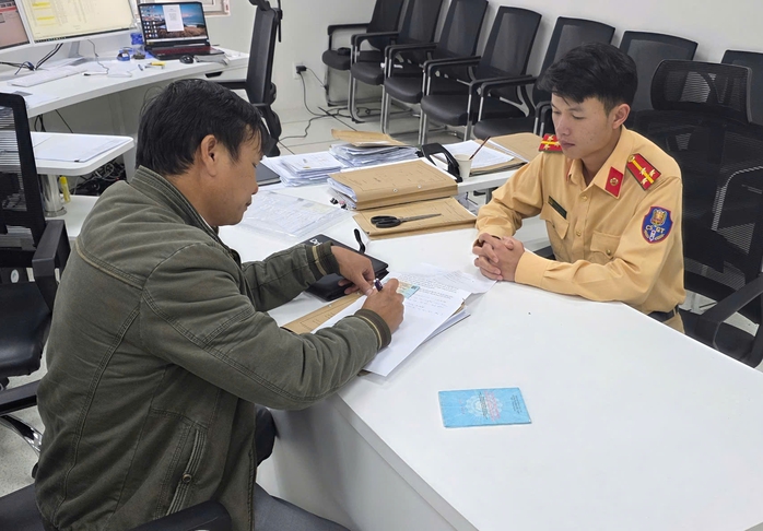 Cảnh sát giao thông biểu dương tài xế ô tô 2 lần… vượt đèn đỏ- Ảnh 1. Cảnh sát giao thông biểu dương tài xế ô tô 2 lần… vượt đèn đỏ- Ảnh 1.