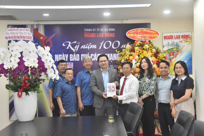 Nhiều đơn vị đến chúc mừng Báo Người Lao Động nhân kỷ niệm 100 năm Báo chí cách mạng Việt Nam - Ảnh 4.