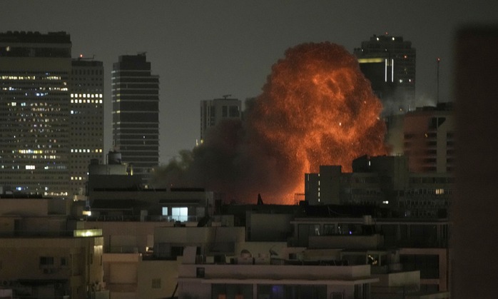 Vì sao Iran vẫn phóng tên lửa vào Israel dù liên tục bị không kích? - Ảnh 2. Vì sao Iran vẫn phóng tên lửa vào Israel dù liên tục bị không kích? - Ảnh 2.