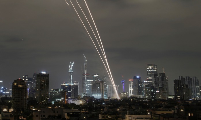 Vì sao Iran vẫn phóng tên lửa vào Israel dù liên tục bị không kích? - Ảnh 1. Vì sao Iran vẫn phóng tên lửa vào Israel dù liên tục bị không kích? - Ảnh 1.