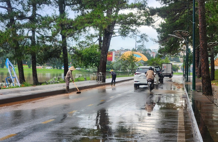 Đà Lạt xuất hiện mưa đá, nhiều tuyến đường ngập giữa trưa- Ảnh 5. Đà Lạt xuất hiện mưa đá, nhiều tuyến đường ngập giữa trưa- Ảnh 5.
