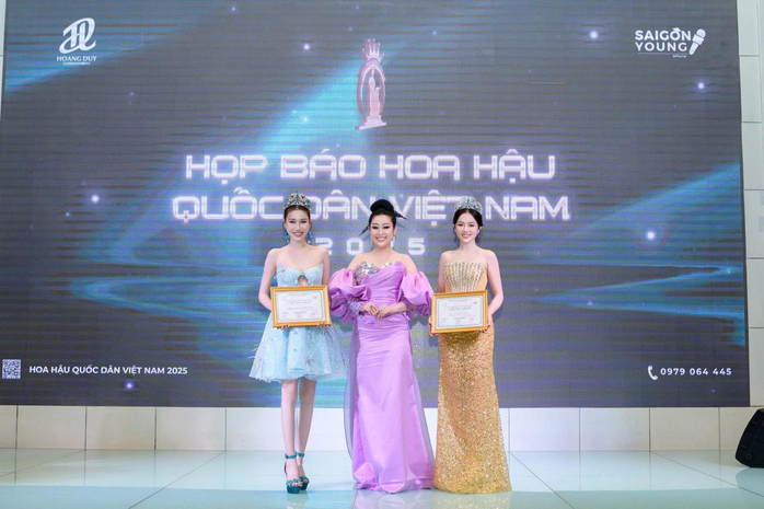 Hoa hậu quốc dân Việt Nam sẽ xử lý mạnh tay với Hoa hậu quảng cáo sai sự thật
- Ảnh 2. Hoa hậu quốc dân Việt Nam sẽ xử lý mạnh tay với Hoa hậu quảng cáo sai sự thật
- Ảnh 2.
