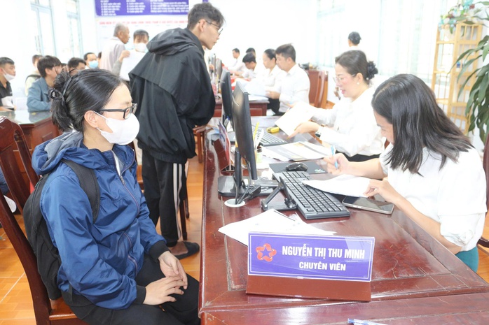 Hình ảnh người dân đi làm thủ tục hành chính ở các phường, xã mới tại Bình Dương- Ảnh 4. Hình ảnh người dân đi làm thủ tục hành chính ở các phường, xã mới tại Bình Dương- Ảnh 4.