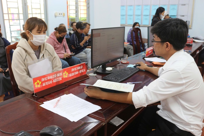 Hình ảnh người dân đi làm thủ tục hành chính ở các phường, xã mới tại Bình Dương- Ảnh 6. Hình ảnh người dân đi làm thủ tục hành chính ở các phường, xã mới tại Bình Dương- Ảnh 6.