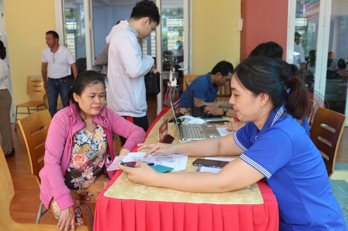 Hình ảnh người dân đi làm thủ tục hành chính ở các phường, xã mới tại Bình Dương- Ảnh 7. Hình ảnh người dân đi làm thủ tục hành chính ở các phường, xã mới tại Bình Dương- Ảnh 7.