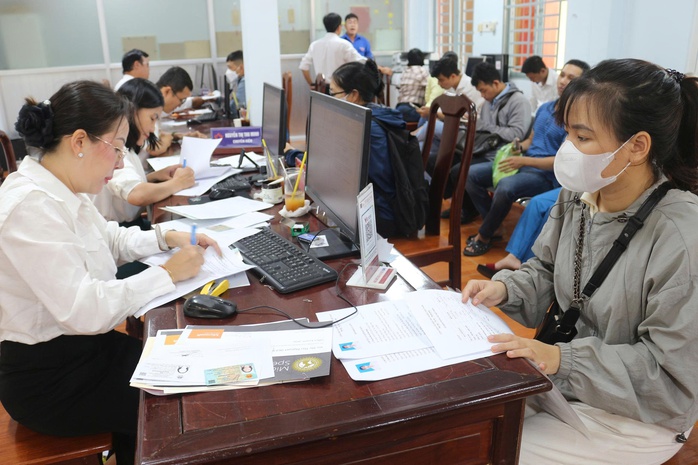 Hình ảnh người dân đi làm thủ tục hành chính ở các phường, xã mới tại Bình Dương- Ảnh 8. Hình ảnh người dân đi làm thủ tục hành chính ở các phường, xã mới tại Bình Dương- Ảnh 8.