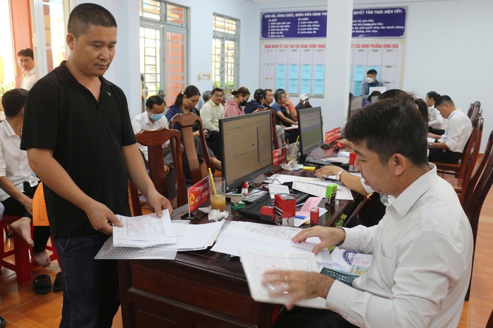 Hình ảnh người dân đi làm thủ tục hành chính ở các phường, xã mới tại Bình Dương- Ảnh 5. Hình ảnh người dân đi làm thủ tục hành chính ở các phường, xã mới tại Bình Dương- Ảnh 5.