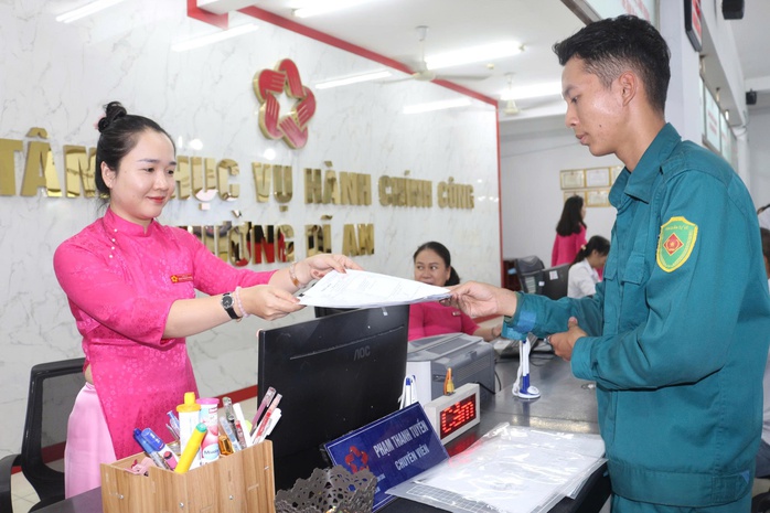 Hình ảnh người dân đi làm thủ tục hành chính ở các phường, xã mới tại Bình Dương- Ảnh 2. Hình ảnh người dân đi làm thủ tục hành chính ở các phường, xã mới tại Bình Dương- Ảnh 2.