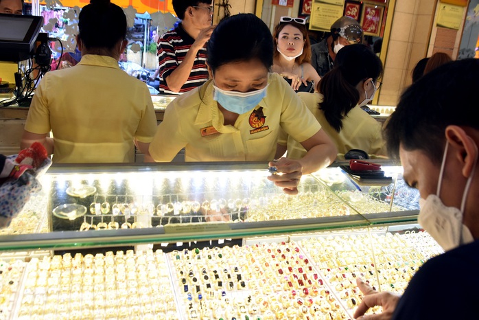 Giá vàng hôm nay, 17-6: Bất ngờ sụt giảm - Ảnh 1.