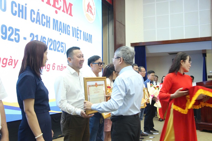 Văn phòng Báo Người Lao Động tại miền Trung nhận bằng khen của Chủ tịch UBND tỉnh Quảng Nam - Ảnh 1.