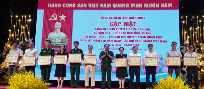 Quân khu 7 trao Bằng khen cho 23 tập thể, 52 cá nhân xuất sắc trong phối hợp tuyên truyền - Ảnh 2.