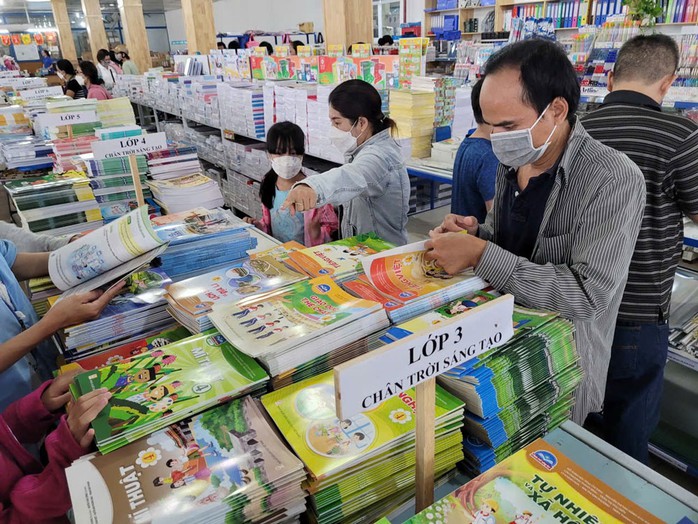 Hạn chế đến mức thấp nhất thay đổi sách giáo khoa - Ảnh 1. Hạn chế đến mức thấp nhất thay đổi sách giáo khoa - Ảnh 1.