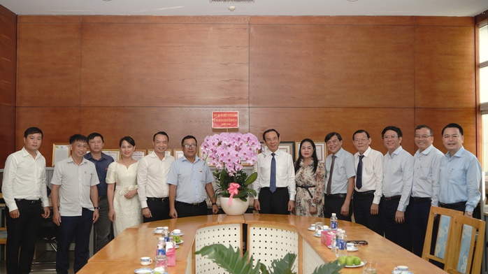 Bí thư Thành ủy TP HCM Nguyễn Văn Nên chúc mừng các cơ quan báo chí - Ảnh 1.