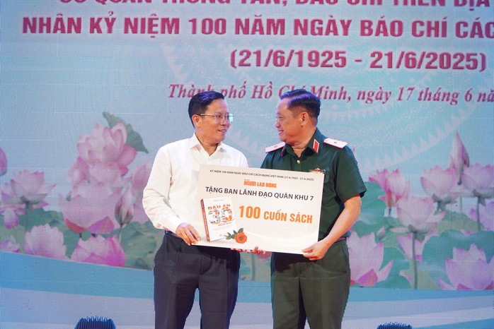 Quân khu 7 trao Bằng khen cho 23 tập thể, 52 cá nhân xuất sắc trong phối hợp tuyên truyền - Ảnh 3.