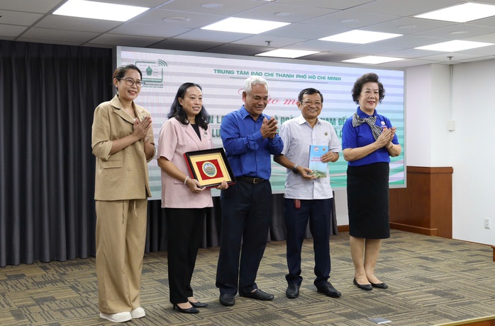 Ban Liên lạc Cựu Cán bộ Đoàn phía Nam thăm, chúc mừng Trung tâm Báo chí TP HCM - Ảnh 3.