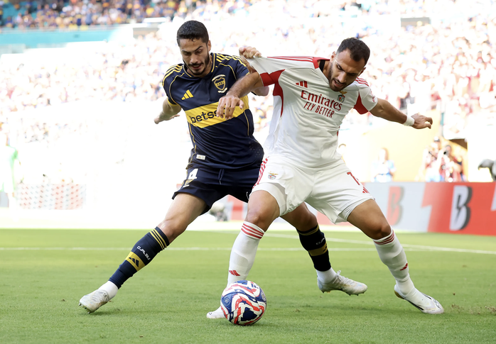 Đại chiến bóng đá Latin, Boca Juniors cầm chân Benfica trận cầu 4 bàn, 3 thẻ đỏ - Ảnh 1.