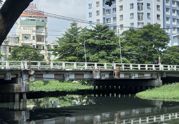 TP HCM: Bé sơ sinh bỏ rơi trong tui nilon ở cầu Chu Văn An hiện ra sao?- Ảnh 1. TP HCM: Bé sơ sinh bỏ rơi trong tui nilon ở cầu Chu Văn An hiện ra sao?- Ảnh 1.