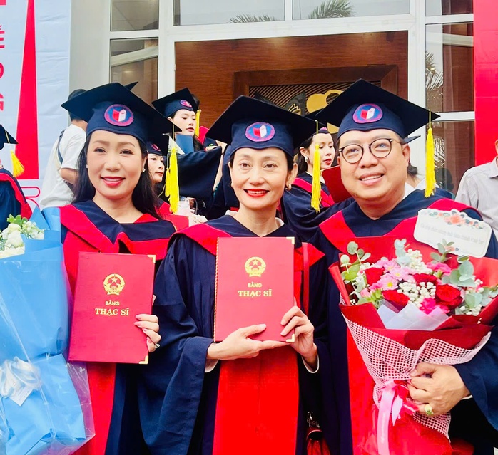 Trịnh Kim Chi, Hạnh Thúy, Thanh Hiệp rạng ngời trong lễ trao bằng Thạc sĩ nghệ thuật tại Hà Nội- Ảnh 4. Trịnh Kim Chi, Hạnh Thúy, Thanh Hiệp rạng ngời trong lễ trao bằng Thạc sĩ nghệ thuật tại Hà Nội- Ảnh 4.