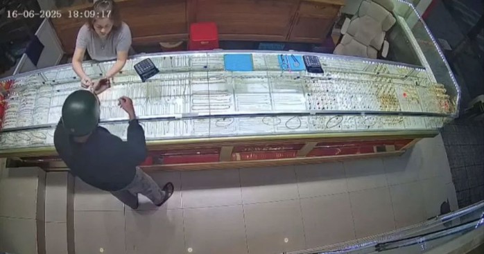 Kẻ cướp tiệm vàng ở Lâm Đồng sa lưới khi xuống… máy bay- Ảnh 1. Kẻ cướp tiệm vàng ở Lâm Đồng sa lưới khi xuống… máy bay- Ảnh 1.