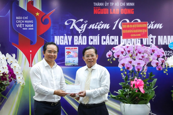 Chủ tịch UBND TP HCM thăm, chúc mừng Báo Người Lao Động - Ảnh 3.