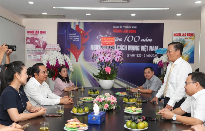 Chủ tịch UBND TP HCM thăm, chúc mừng Báo Người Lao Động - Ảnh 1.